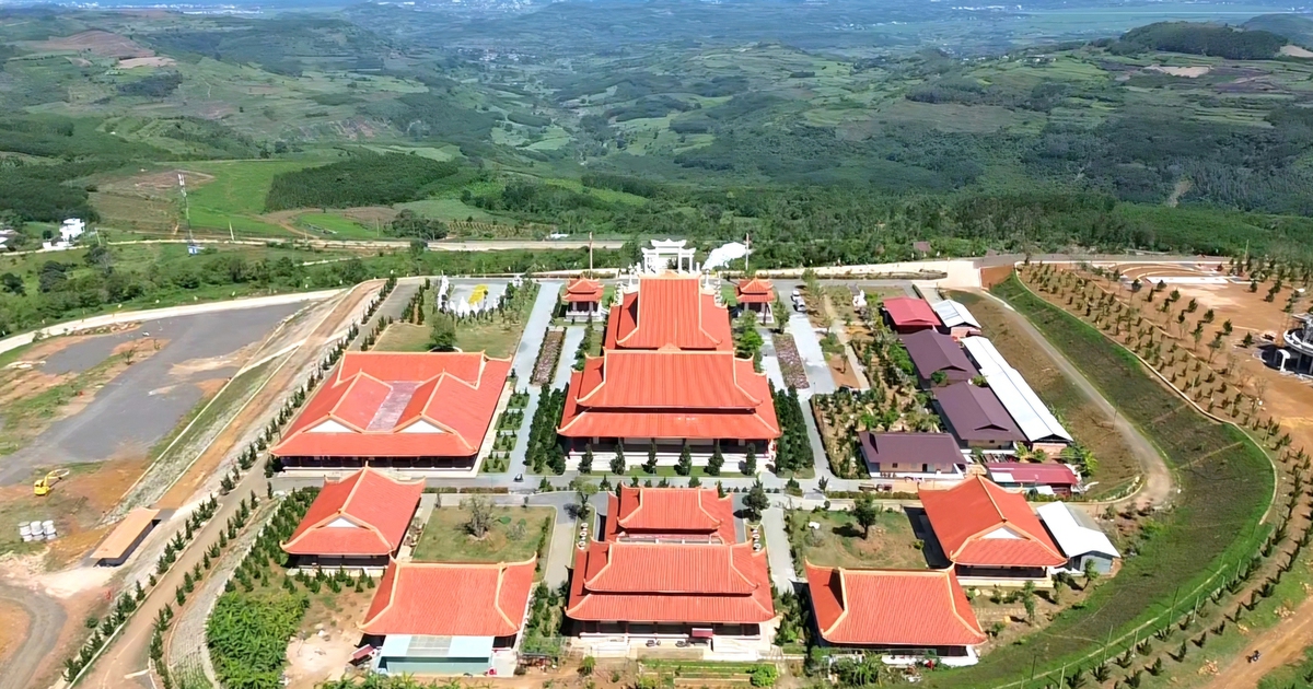 Thiền viện Tr&uacute;c l&acirc;m Ph&uacute; Y&ecirc;n tr&ecirc;n n&uacute;i cao 400 m: Nh&igrave;n trọn n&uacute;i Ch&oacute;p Ch&agrave;i v&agrave; biển Tuy H&ograve;a