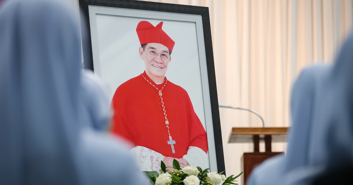 Giáo dân đến viếng Đức Hồng y Gioan Baotixita Phạm Minh Mẫn