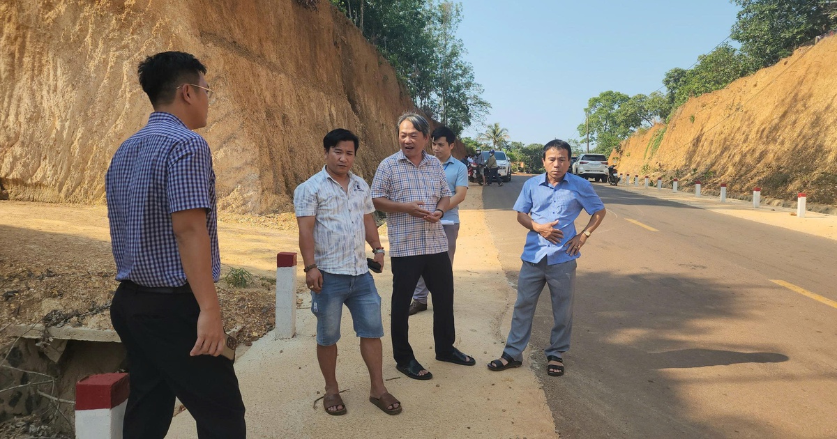 Kiểm tra thực tế vụ "nhà dân chênh vênh bên mép vực sâu"