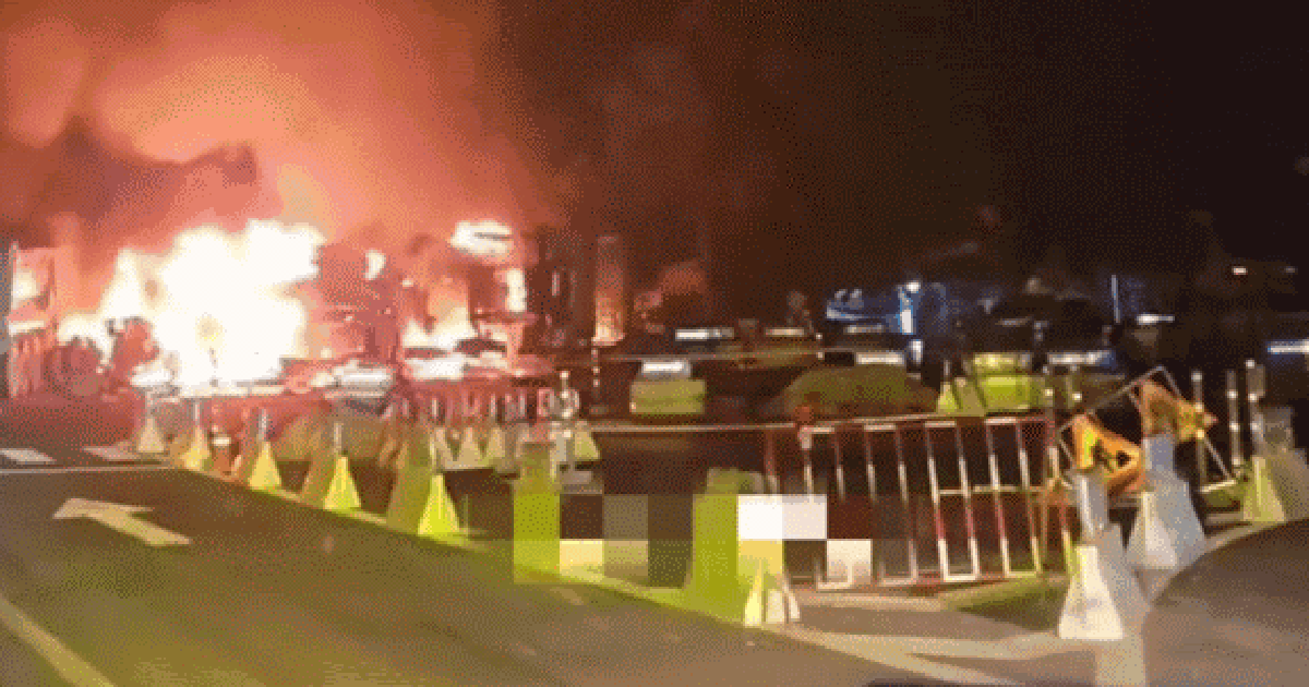 TP.HCM: Sau cú tông mạnh, 2 xe bốc cháy dữ dội