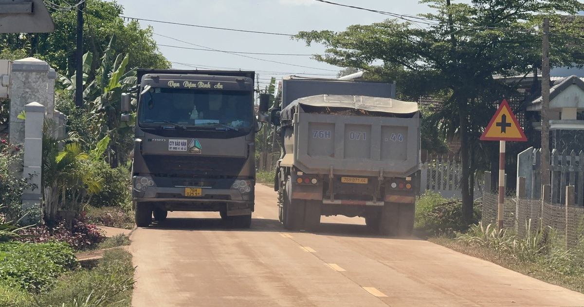 Xe tải chở đất tung hoành, người dân 'thấp thỏm' khi ra đường