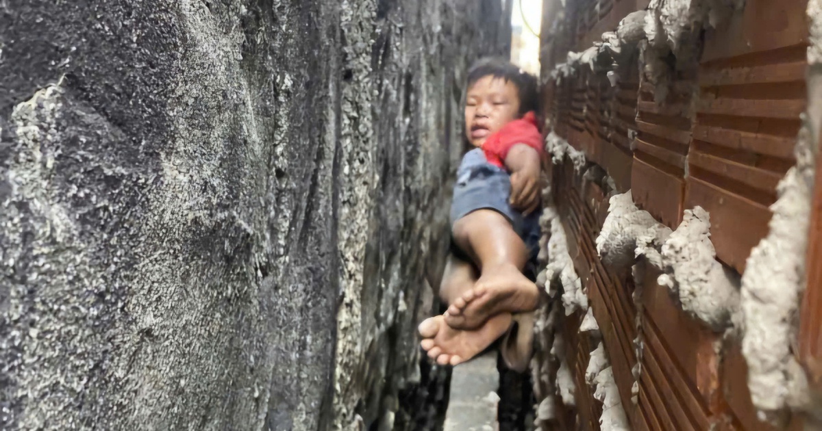 TP.HCM: Cảnh sát PCCC giải cứu an toàn bé trai kẹt giữa 2 bức tường hẹp