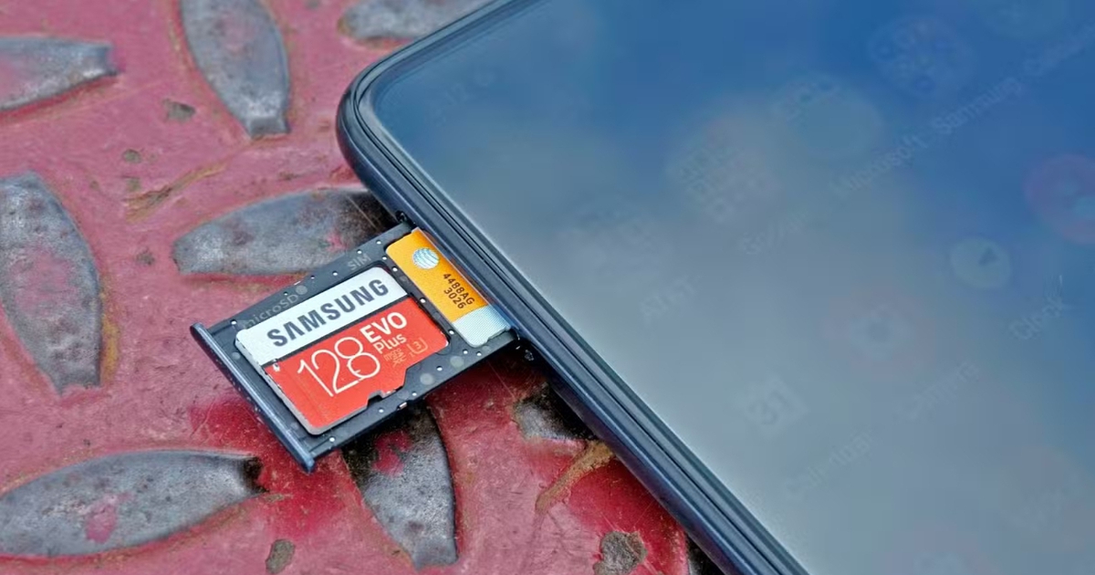Khe microSD biến mất khỏi smartphone từ khi nào?