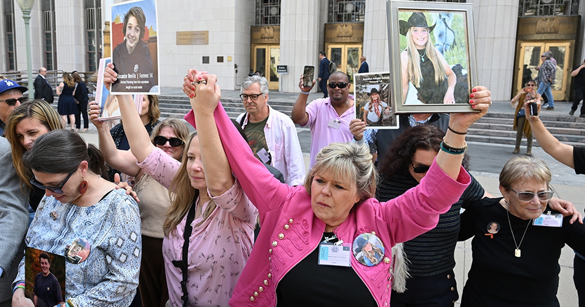 Phương Tây siết chặt quản lý mạng xã hội