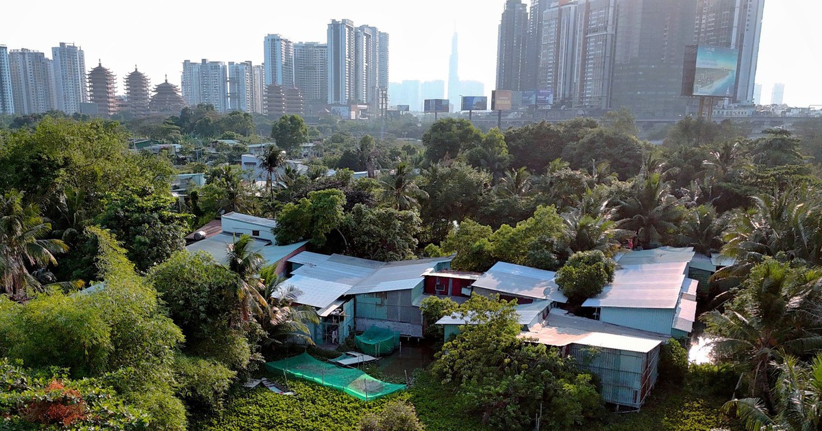 Cuộc sống tạm bợ bên trong Khu thể thao Rạch Chiếc chờ ngày hồi sinh