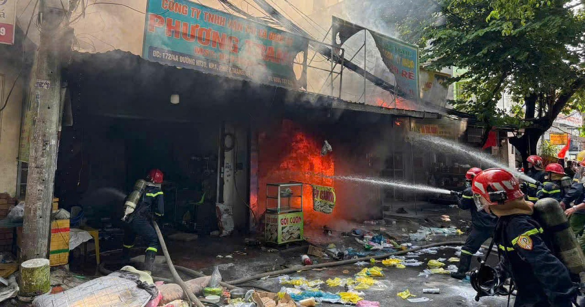 Cháy cửa hàng đồ nhựa ở TP.HCM, cư dân hốt hoảng di dời tài sản
