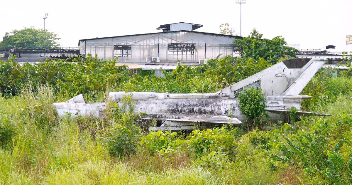 Sẽ di dời máy bay MiG-21 bị 'bỏ quên' nhiều năm giữa khu dân cư Cà Mau