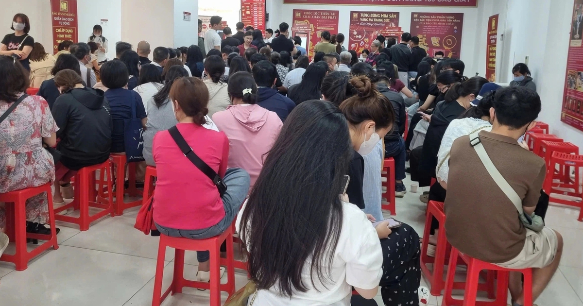 Giá vàng Bảo Tín Minh Châu giảm mạnh, mỗi khách được mua tối đa 2 chỉ