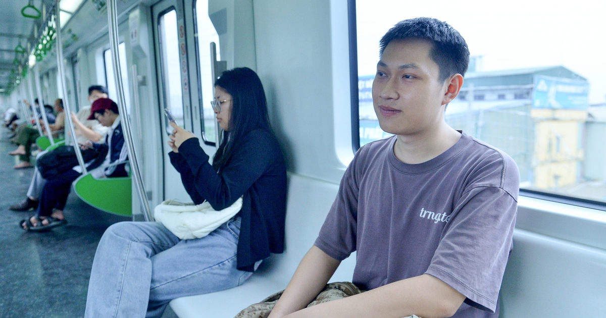 Đi tàu điện trên cao, dân công sở tiết kiệm tiền triệu giữa 'bão' giá xăng