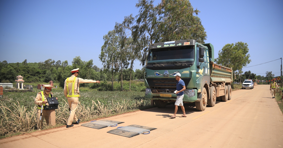 CSGT Quảng Ngãi kiểm tra tải trọng xe tải chở đất sau phản ánh của Báo Thanh Niên
