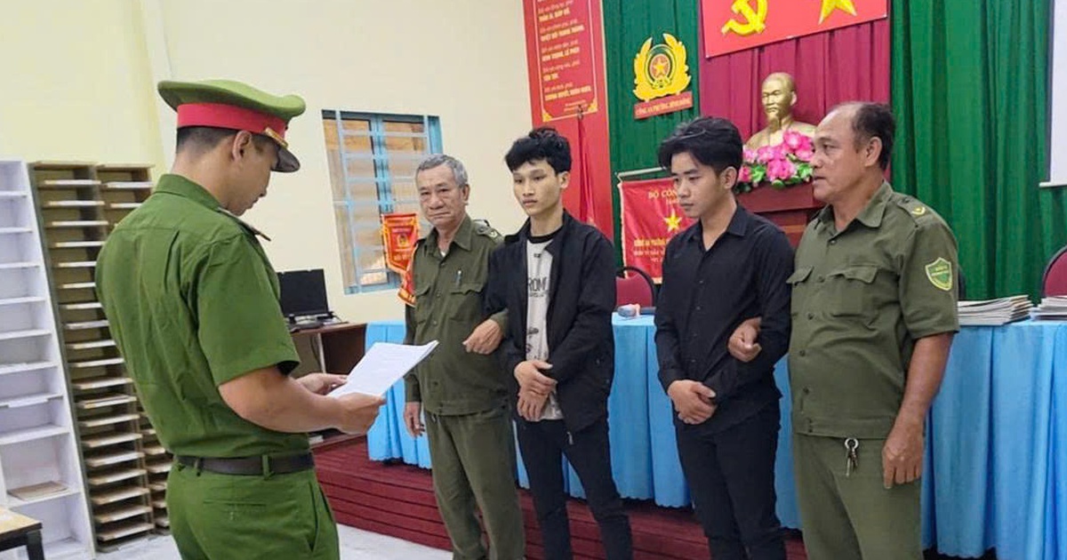 Công an TP.HCM bắt 2 thanh niên cầm hung khí rượt đuổi nhau ở chợ Bình Điền