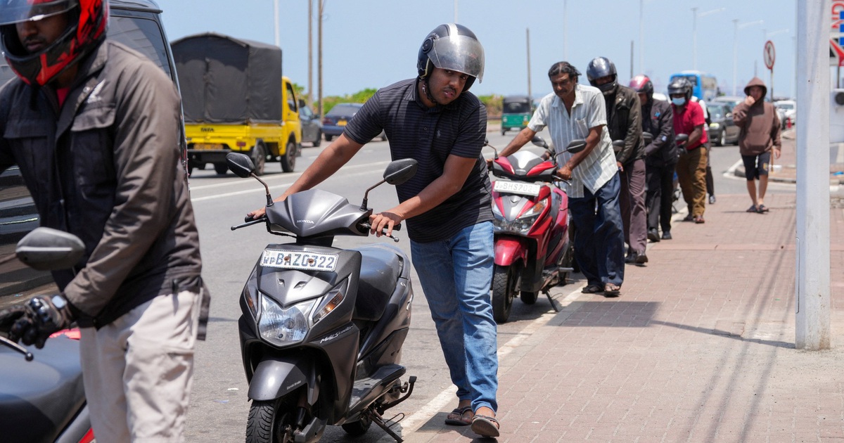 Sri Lanka: Chịu &aacute;n t&ugrave; v&igrave; t&iacute;ch trữ 4 l&iacute;t xăng để b&aacute;n chợ đen