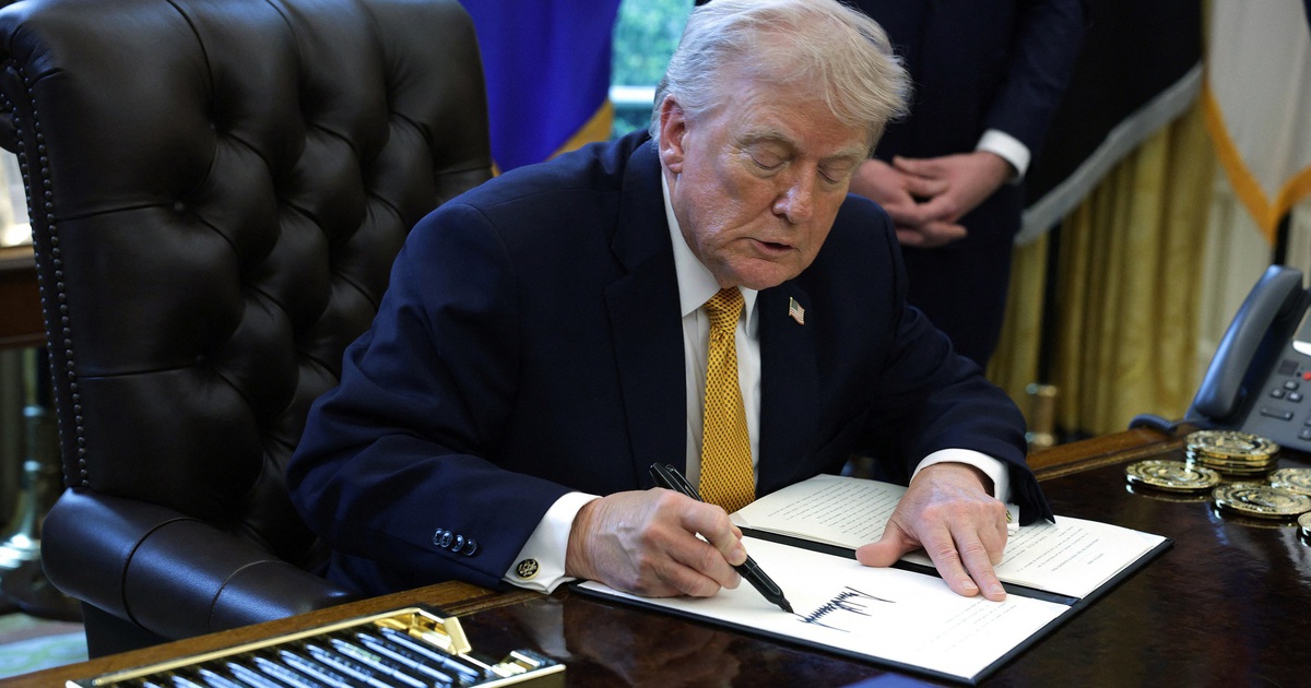 &Ocirc;ng Trump l&agrave; Tổng thống Mỹ đầu ti&ecirc;n c&oacute; chữ k&yacute; tr&ecirc;n tiền giấy