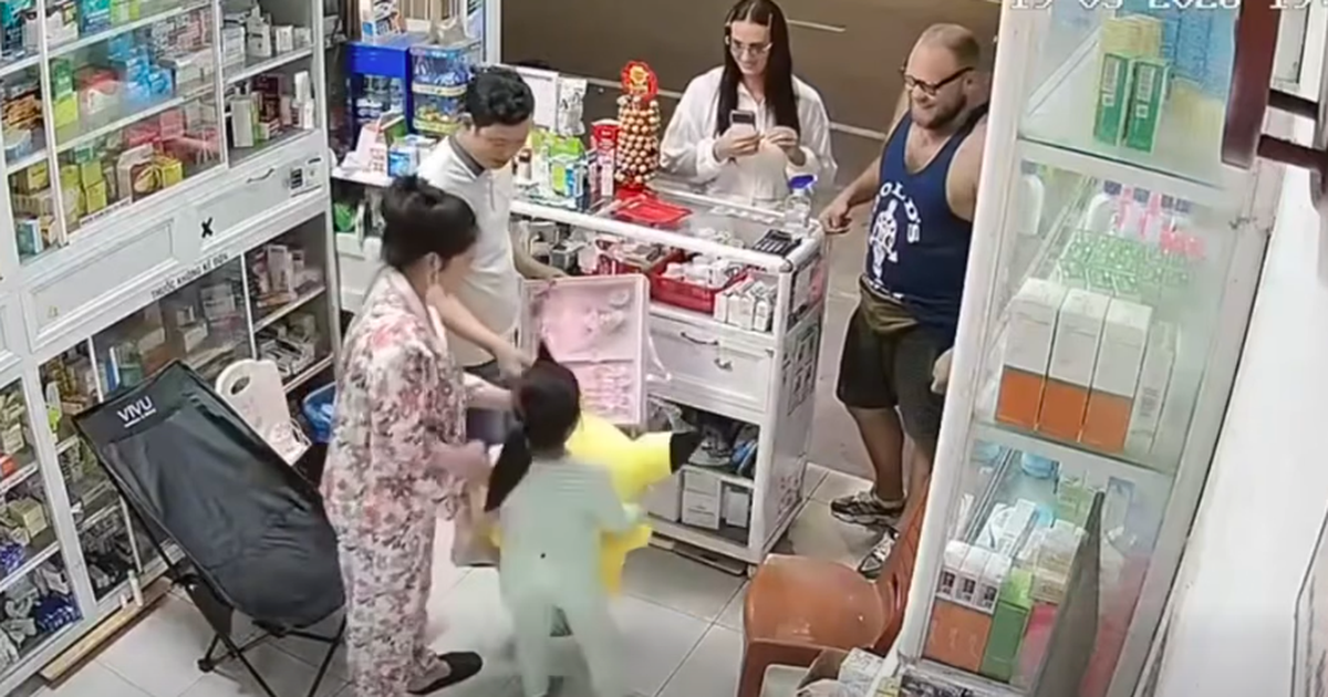Ghé mua thuốc, 2 khách Tây bất ngờ quay lại tặng đồ chơi cho bé gái
