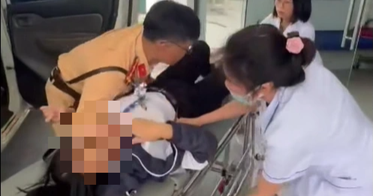 CSGT Quảng Trị kịp chuyển cấp cứu một nữ sinh ngất xỉu ven đường