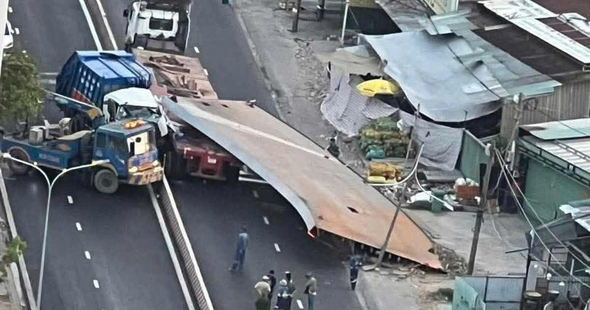 TP.HCM: Tấm thép từ xe đầu kéo đè cabin xe rác, tài xế tử vong