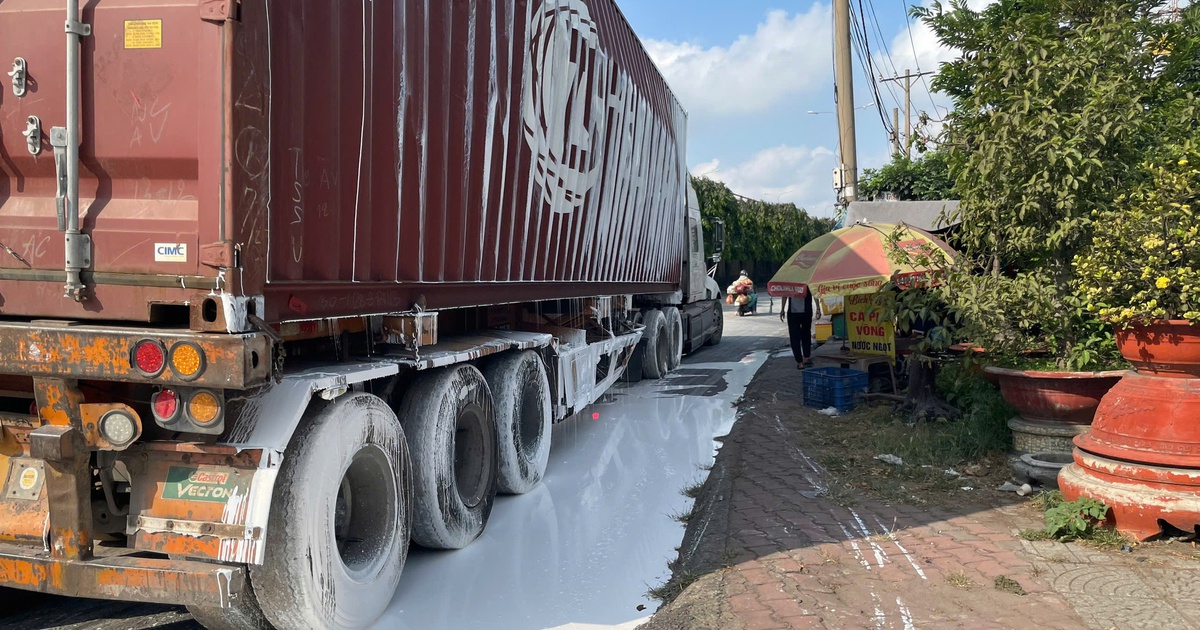 Container chở sơn ôm cua lật dưới cầu vượt Bình Phước, nước sơn tràn ra đường