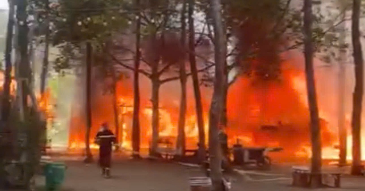 Cháy khu kinh tế đêm Măng Đen giữa rừng thông, thiêu rụi 4 ki ốt