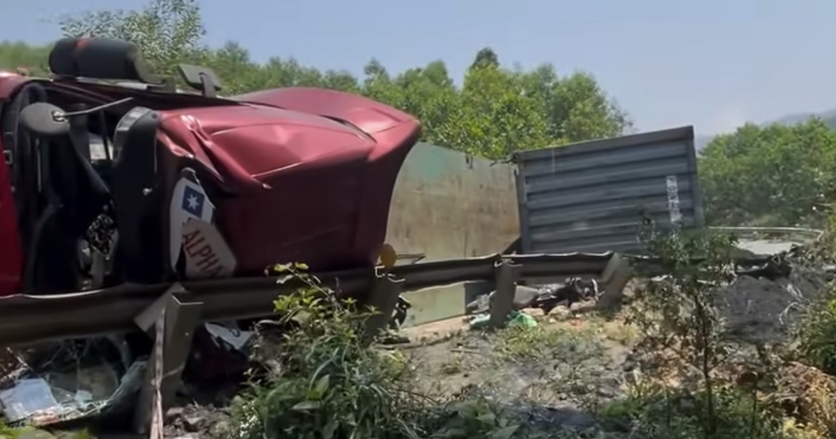 Xe đầu kéo va chạm xe máy trên đường Hồ Chí Minh, nam sinh bị thương nặng