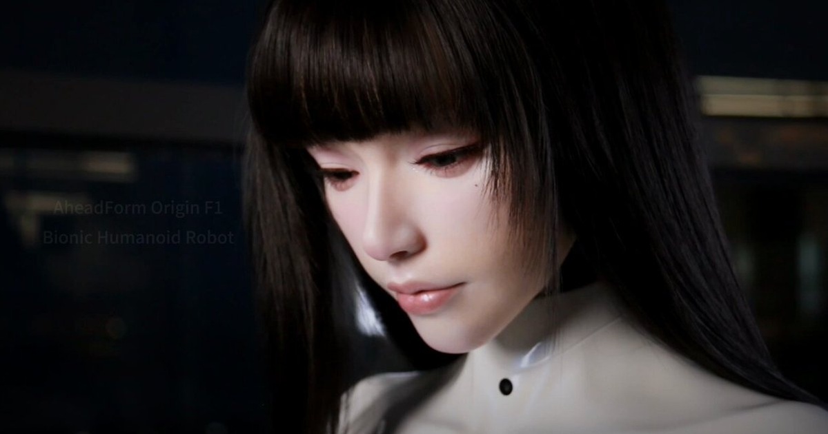 Robot Trung Quốc gây bất ngờ khi biết liếc nhìn và cười duyên