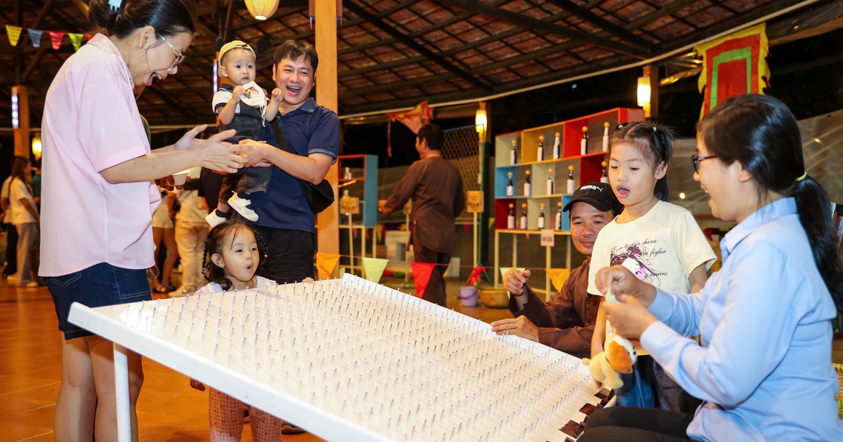 Đến lễ hội ẩm thực ở TP.HCM, nhiều gia đình 'ở lì' vì khu trò chơi dân gian