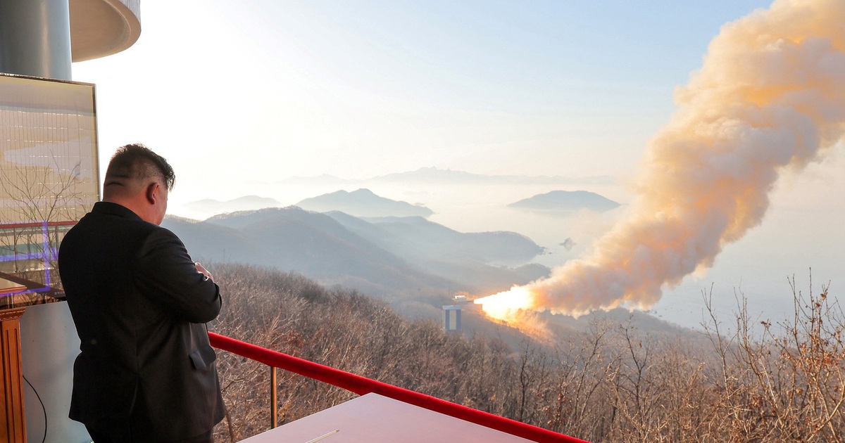 Ông Kim Jong-un giám sát thử nghiệm động cơ tên lửa nhiên liệu rắn