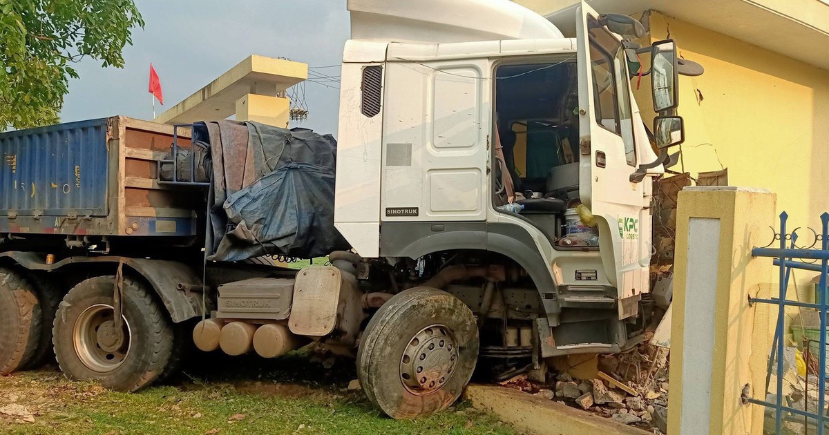 Xe đầu kéo tông đổ tường rào trường mầm non trên đường Hồ Chí Minh