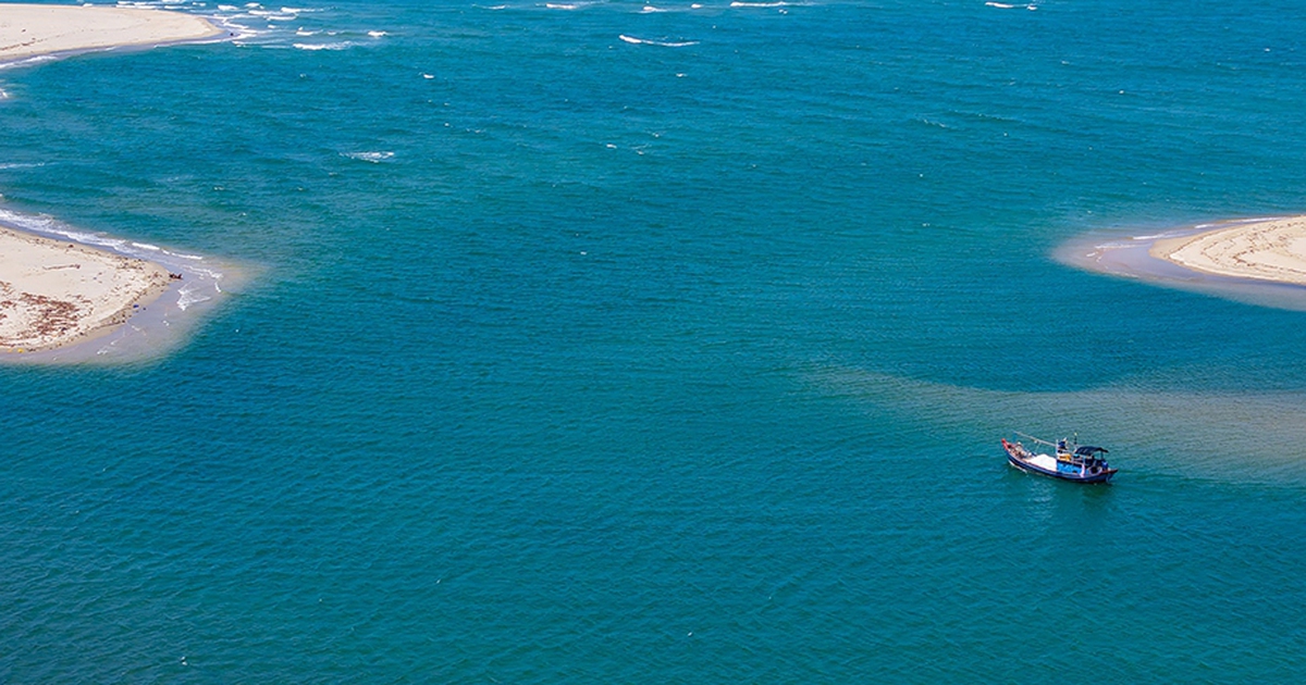 Cửa Lở bồi lấp, ngư dân "mắc cạn" giữa mùa biển