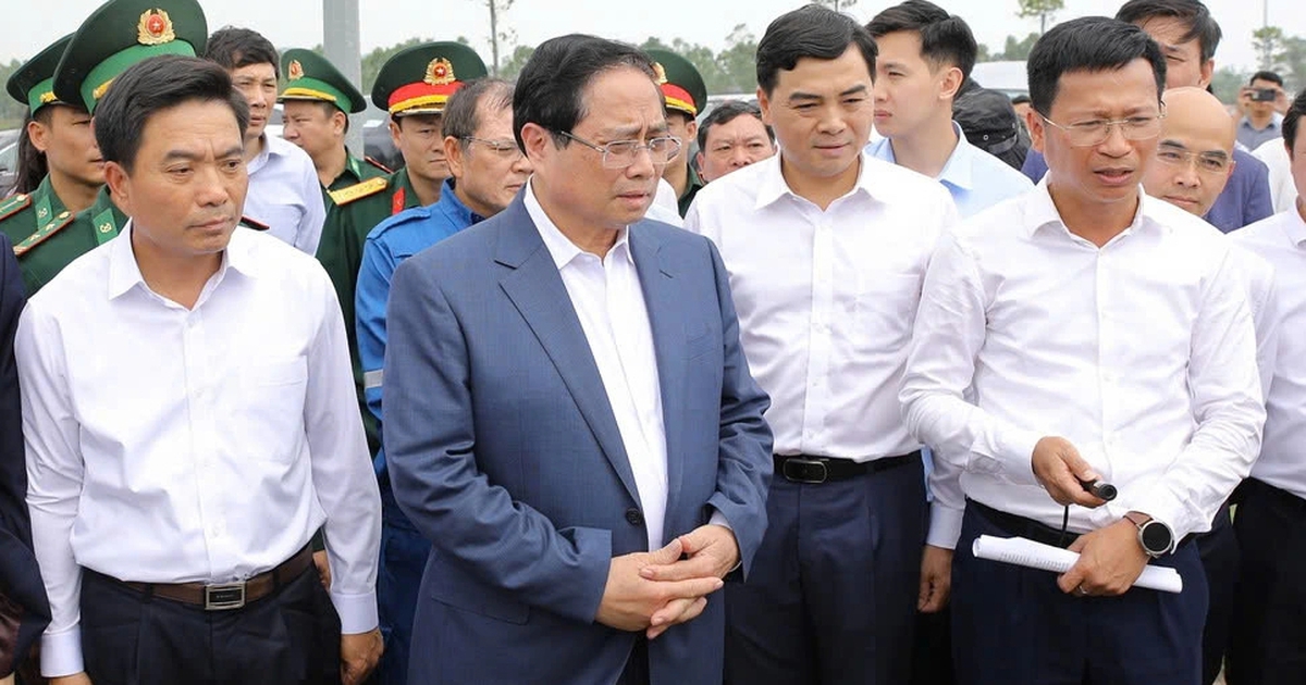 Thủ tướng khảo sát vị trí xây dựng kho dự trữ xăng dầu tại Nghi Sơn