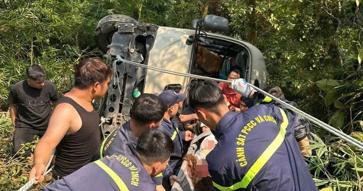 Xe ô tô 29 chỗ lao xuống vực ở Tam Đảo, 7 người bị thương