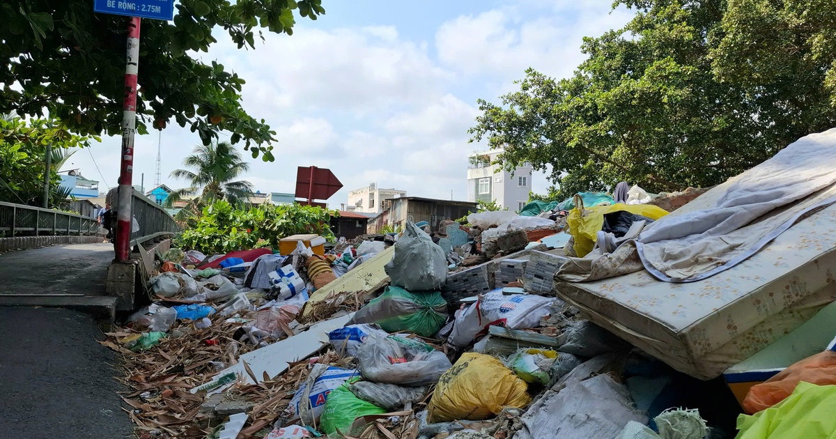 Những bãi rác bên đường gây ô nhiễm