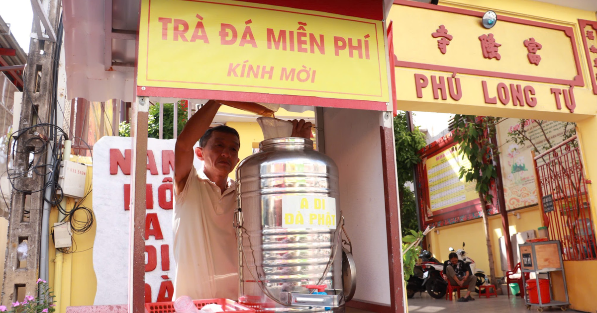 TP.HCM nắng nóng gay gắt, nhiều người ghé các 'trạm nước 0 đồng' ven đường