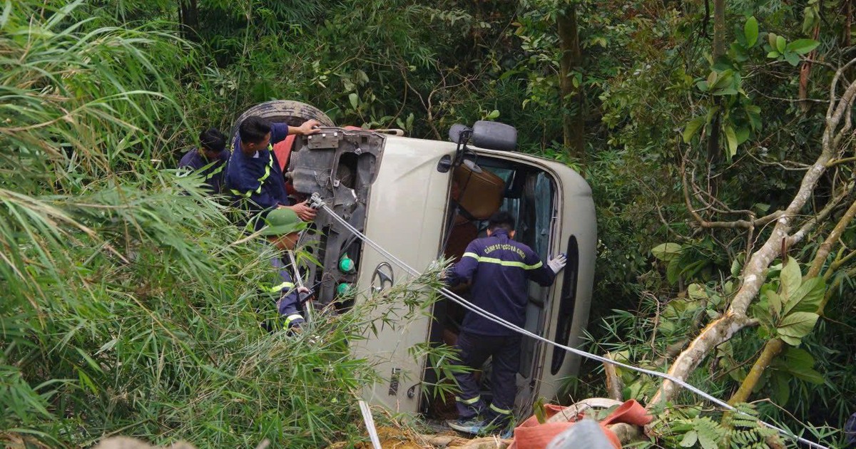 Vụ xe khách 29 chỗ lao xuống vực Tam Đảo: Nhiều nạn nhân chuyển về Bệnh viện Việt Đức