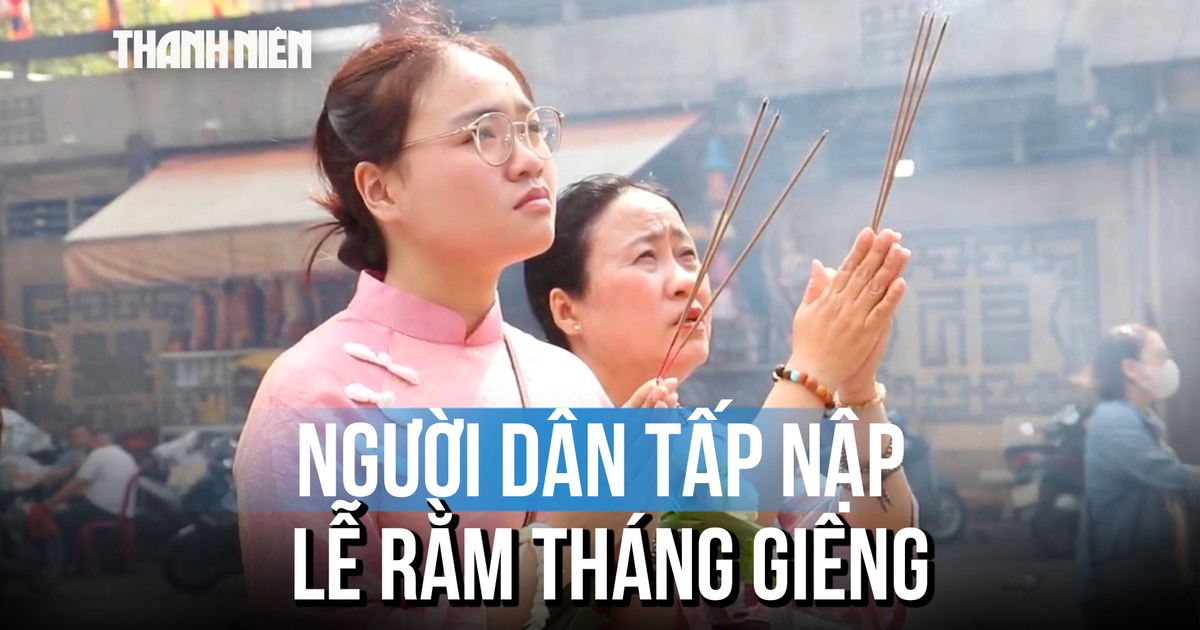 Người dân cầu bình an ngày Rằm tháng Giêng năm Bính Ngọ