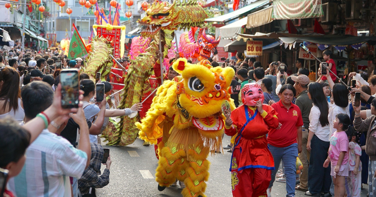 Rằm th&aacute;ng gi&ecirc;ng: 'Biển người' chen ch&acirc;n xem lễ diễu h&agrave;nh Tết Nguy&ecirc;n ti&ecirc;u ở Chợ Lớn