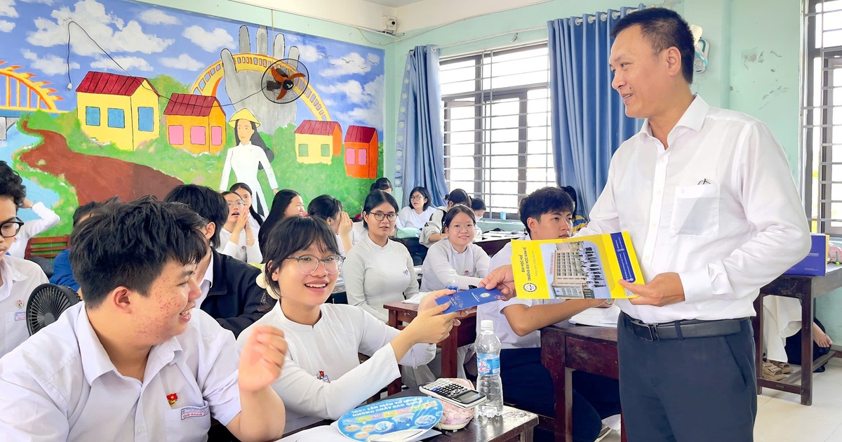 Học sinh hào hứng nhận lì xì trong đợt tuyển sinh đầu năm của Trường HUE
