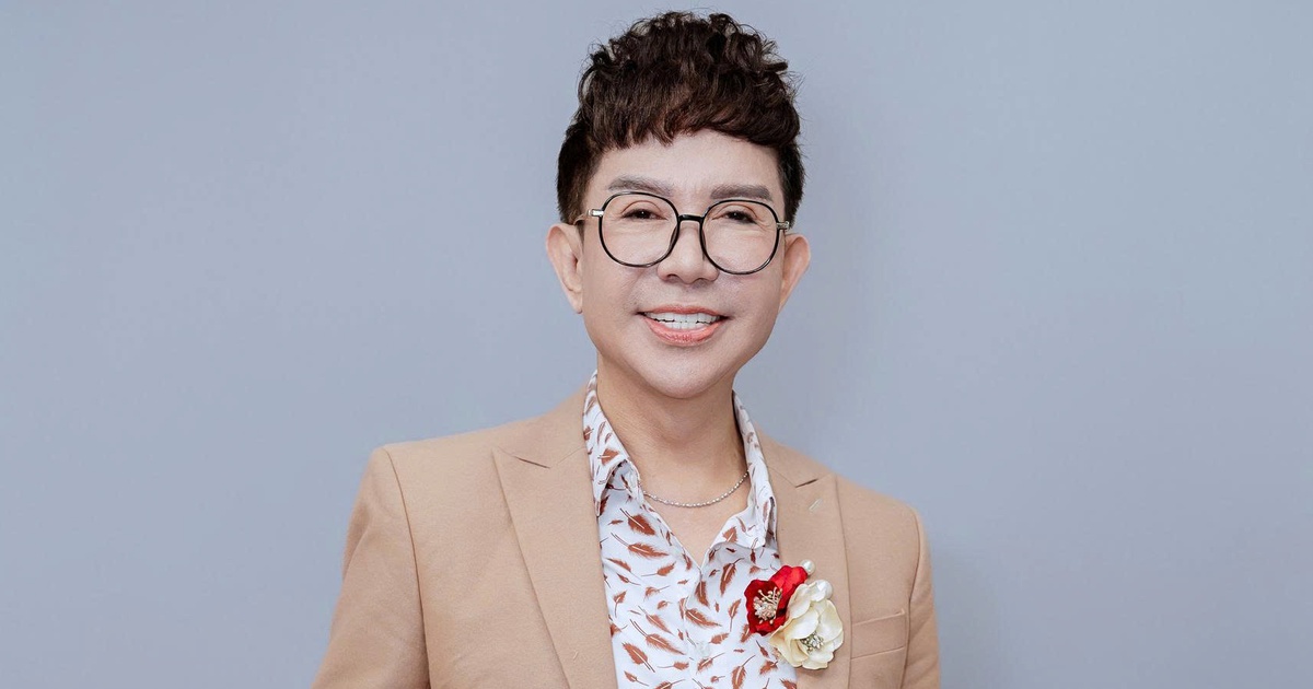 Nam ca sĩ kể qu&aacute; khứ đi h&aacute;t gian tru&acirc;n, bất ngờ được đồng nghiệp tặng&hellip; v&agrave;ng