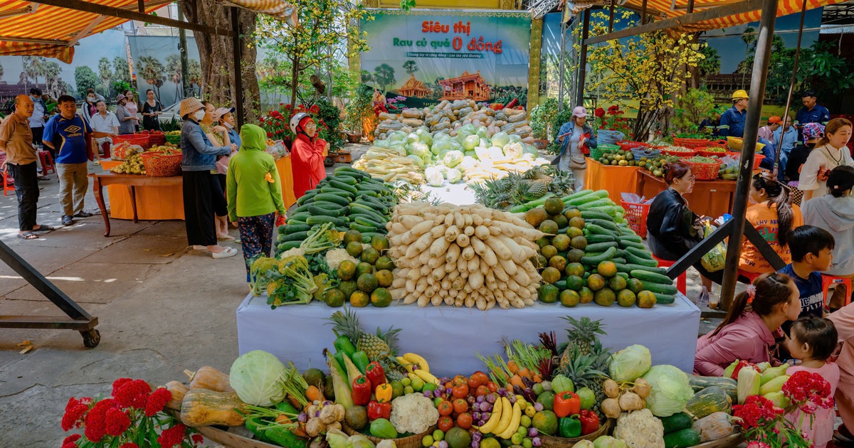 Rằm th&aacute;ng gi&ecirc;ng ở TP.HCM, h&agrave;ng trăm người xếp h&agrave;ng nhận rau củ tại ch&ugrave;a