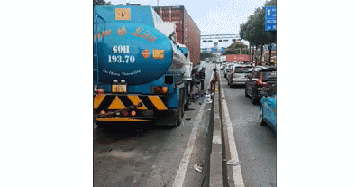 TP.HCM: Xa lộ Hà Nội ùn ứ hơn 1 km vì xe bồn tông xe container