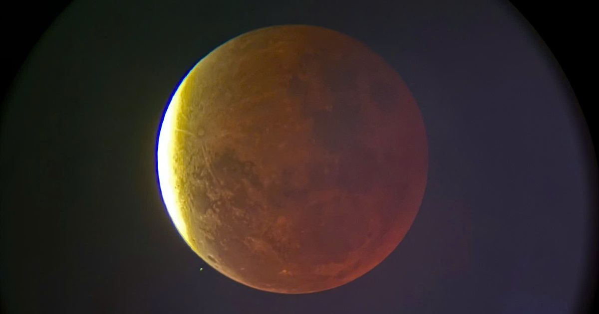 Trăng máu xuất hiện, người dân TP.HCM đổ về bến Bạch Đằng xem nguyệt thực toàn phần