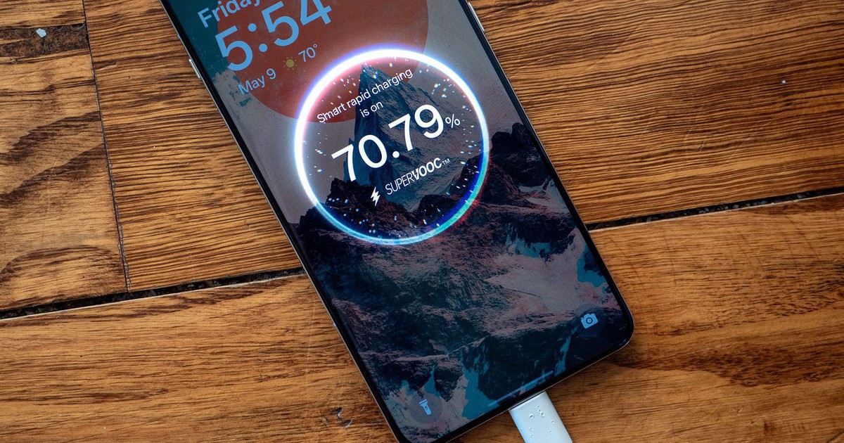 Lý do smartphone sạc rất nhanh rồi bất ngờ chậm lại