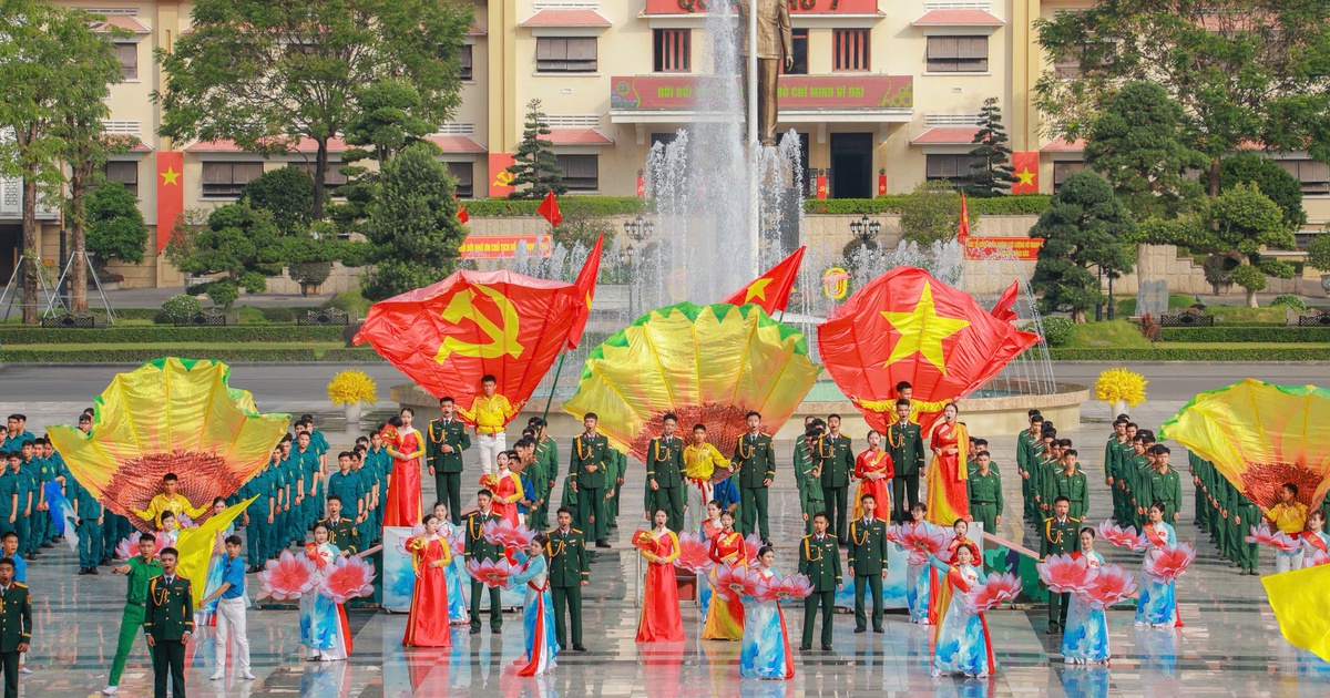 2.500 cán bộ, chiến sĩ đồng diễn nghệ thuật ở Quân khu 7