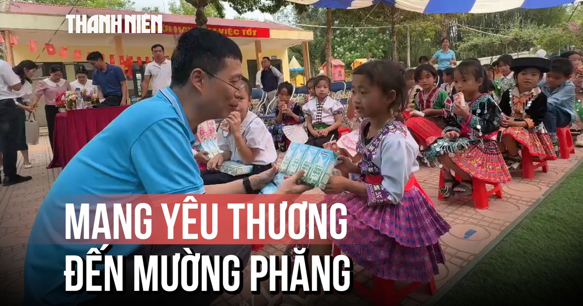 Báo Thanh Niên trao quà và sách giáo khoa cho học sinh Mường Phăng