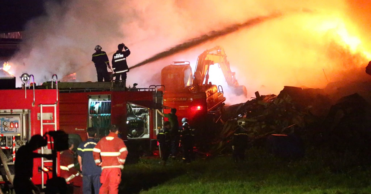 Một người tử vong trong vụ cháy kho xưởng 6.000 m2 tại Hà Nội