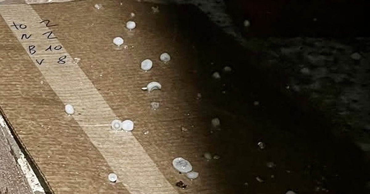 Hà Nội và 3 tỉnh có mưa đá, giông lốc, hơn 4.100 nhà bị tốc mái