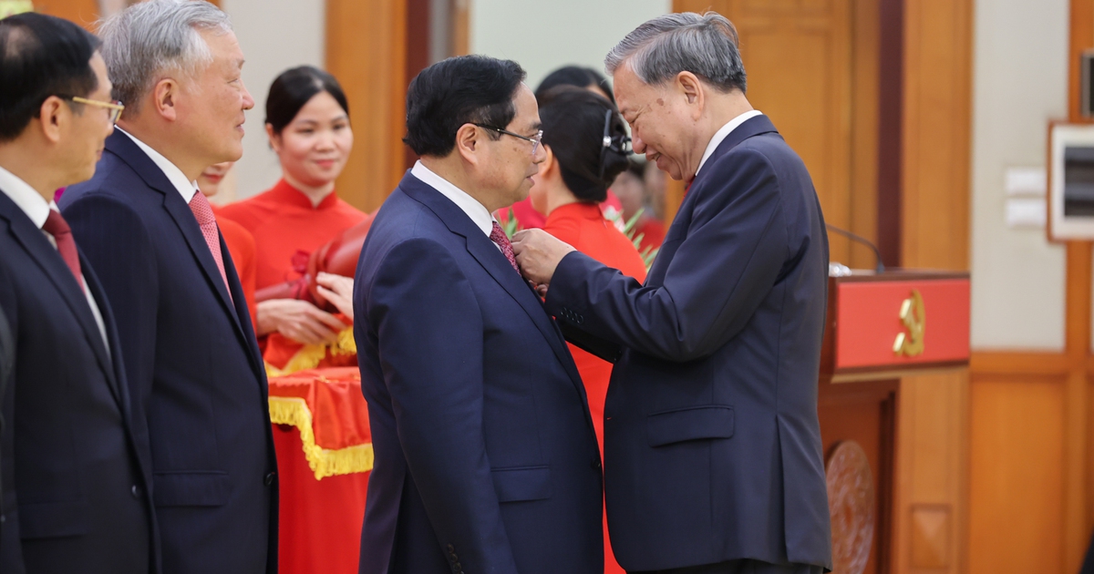 Trao huân chương, huy hiệu Đảng tặng Thủ tướng Phạm Minh Chính và các lãnh đạo