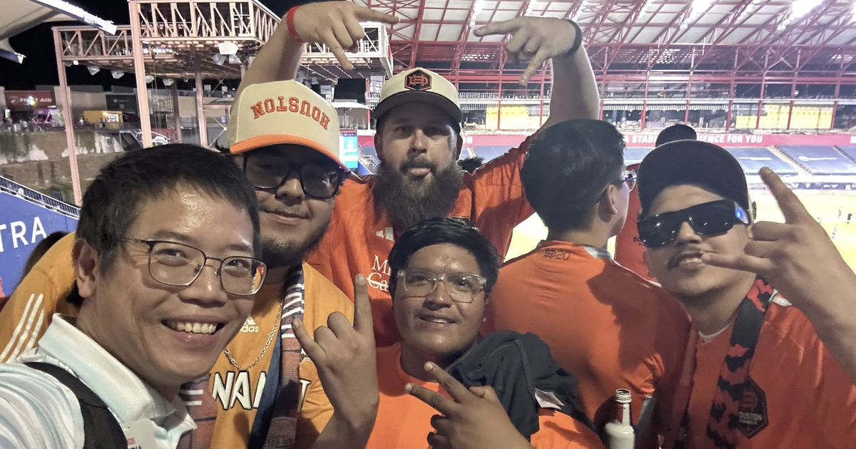 Người Việt ở Mỹ lần đầu 'tác nghiệp' ở trận derby 'nóng' nhất Texas