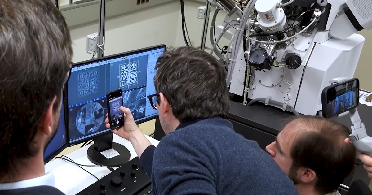 Mã QR nhỏ hơn hạt bụi chứa đựng bí mật về tương lai lưu trữ vĩnh cửu