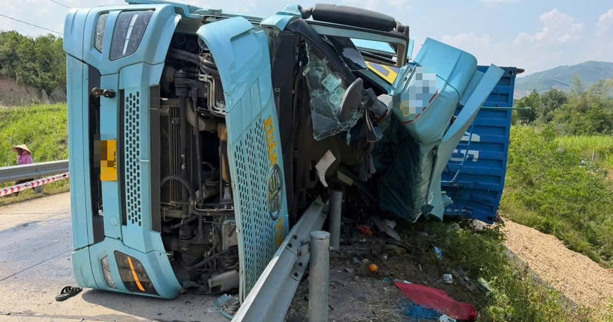 Xe đầu kéo lật đè xe máy, 3 người tử vong ở Đắk Lắk