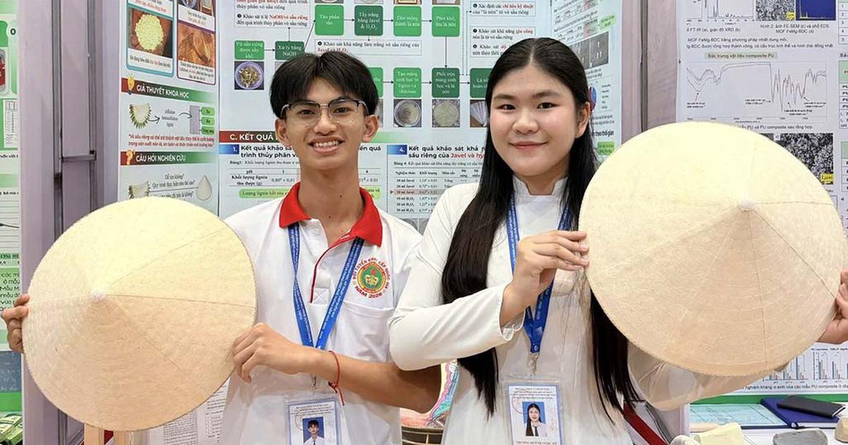 Học sinh biến vỏ sầu riêng thành giấy chằm nón lá
